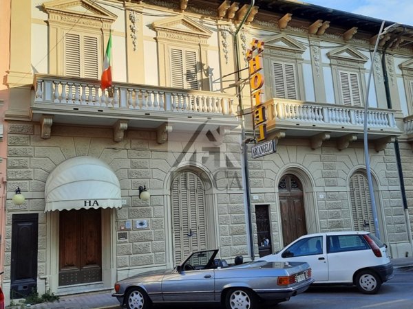 casa indipendente in vendita a Viareggio