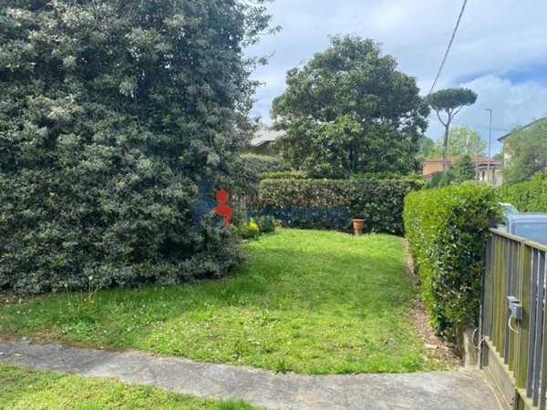 casa indipendente in vendita a Viareggio