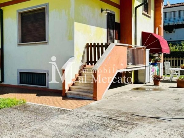 casa indipendente in vendita a Viareggio in zona Torre del Lago