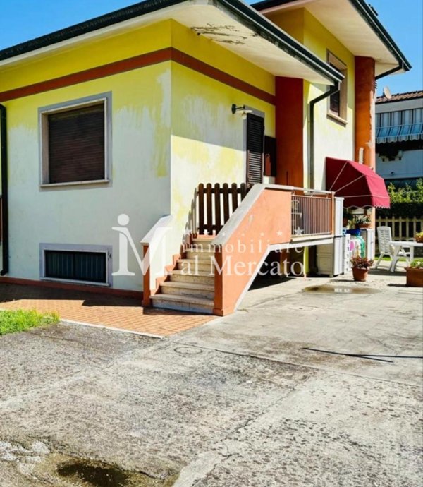 casa indipendente in vendita a Viareggio in zona Torre del Lago