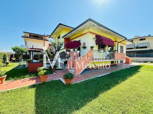 casa indipendente in vendita a Viareggio in zona Torre del Lago