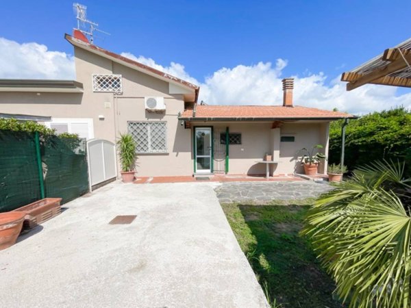 casa indipendente in vendita a Viareggio in zona Migliarina