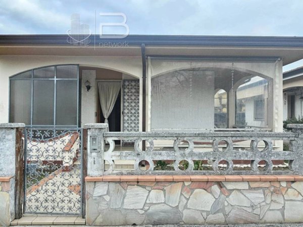 casa indipendente in vendita a Viareggio in zona Torre del Lago