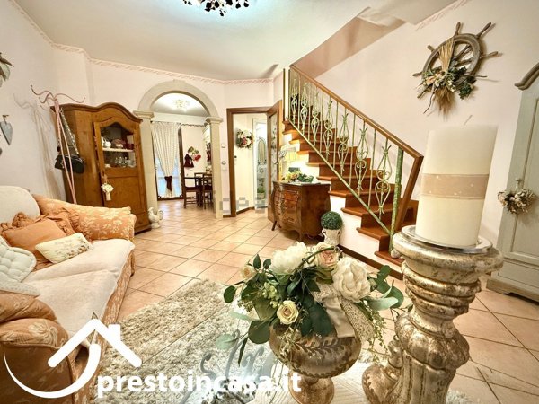 casa indipendente in vendita a Viareggio