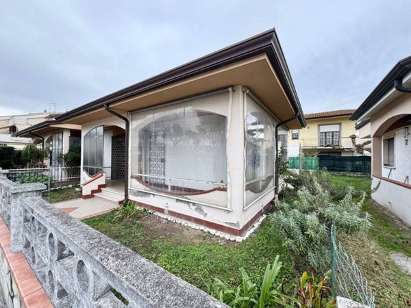casa indipendente in vendita a Viareggio in zona Torre del Lago