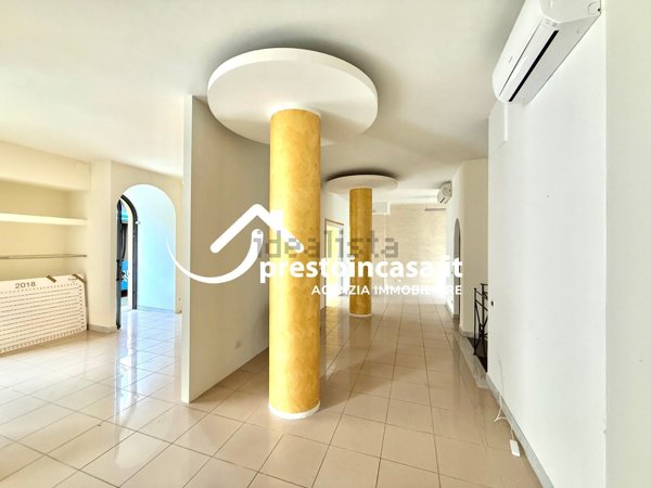 negozio in vendita a Viareggio in zona Centro Storico