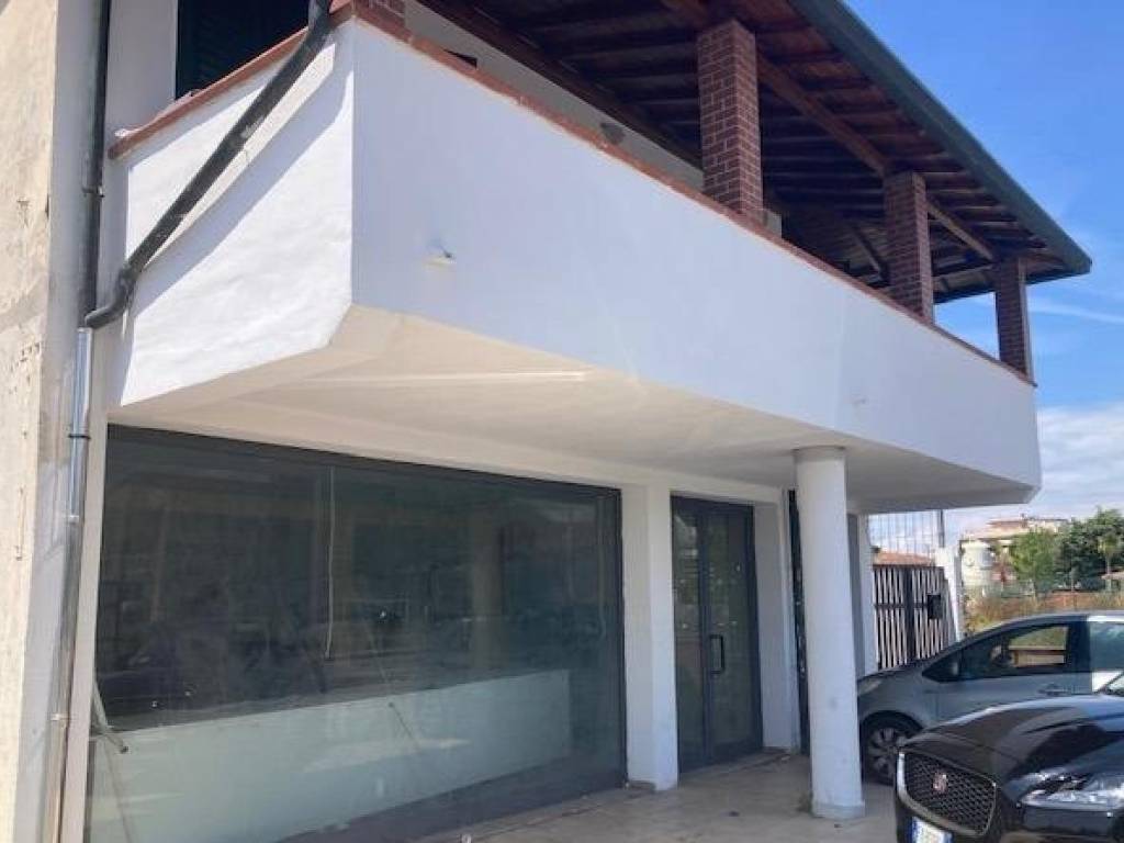 negozio in vendita a Viareggio in zona Migliarina