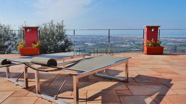 casa indipendente in vendita a Viareggio