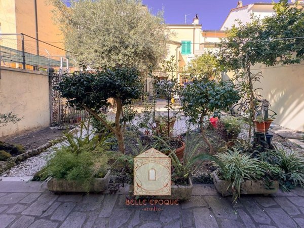 casa indipendente in vendita a Viareggio