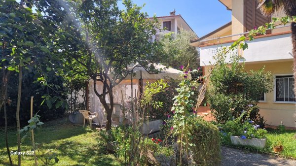 casa indipendente in vendita a Viareggio in zona Torre del Lago