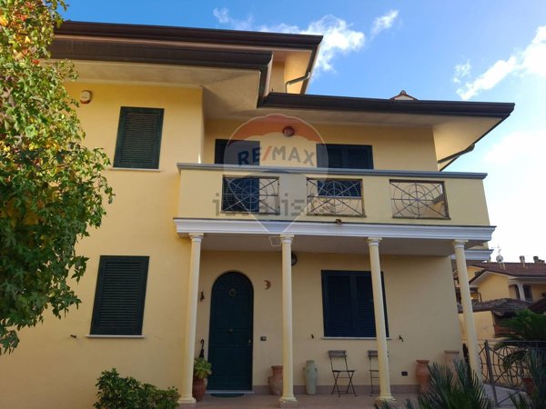 casa indipendente in vendita a Viareggio