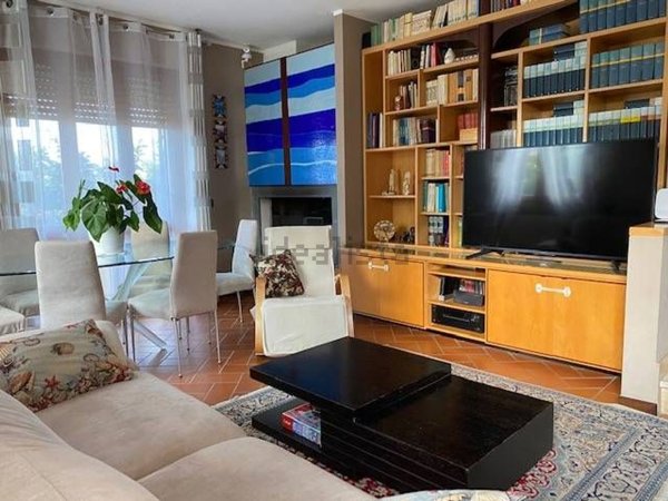 casa indipendente in vendita a Viareggio