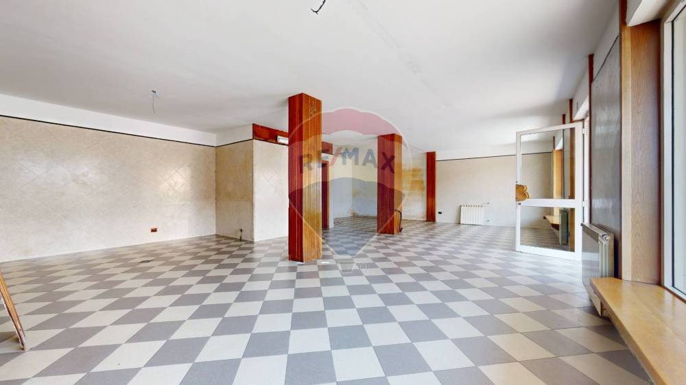 negozio in vendita a Viareggio in zona Migliarina