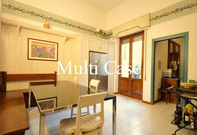 casa indipendente in vendita a Viareggio