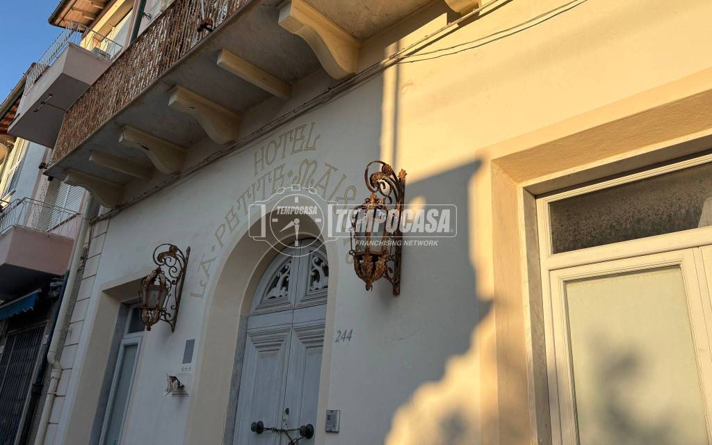 negozio in vendita a Viareggio in zona Centro Storico