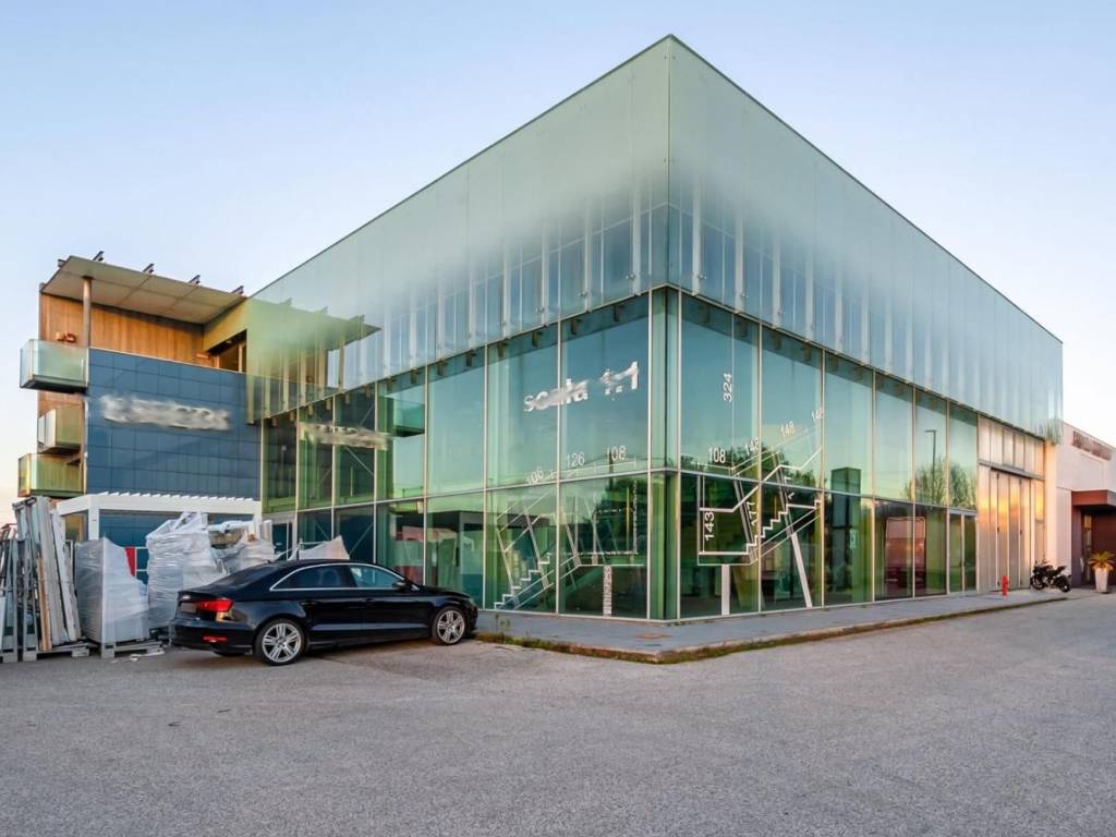 locale commerciale in vendita a Viareggio