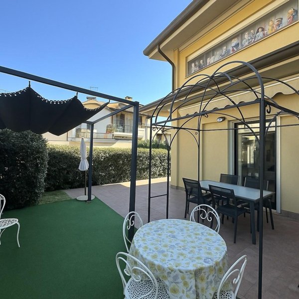 casa indipendente in vendita a Viareggio in zona Campo d'Aviazione