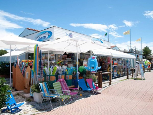 negozio in vendita a Viareggio in zona Campo d'Aviazione