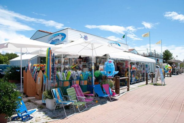 negozio in vendita a Viareggio in zona Centro Storico