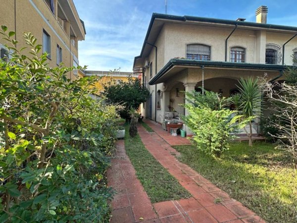 casa indipendente in vendita a Viareggio in zona Campo d'Aviazione