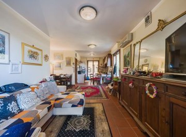 casa indipendente in vendita a Viareggio