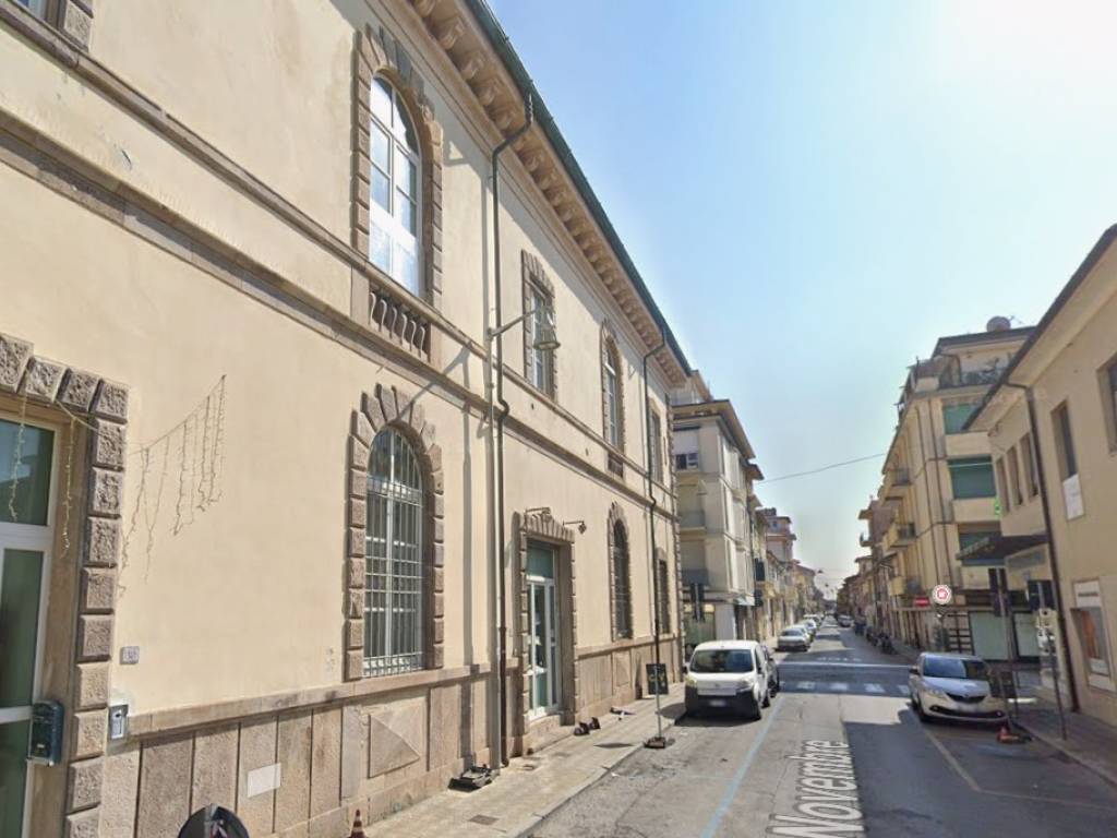 negozio in vendita a Viareggio in zona Centro Storico