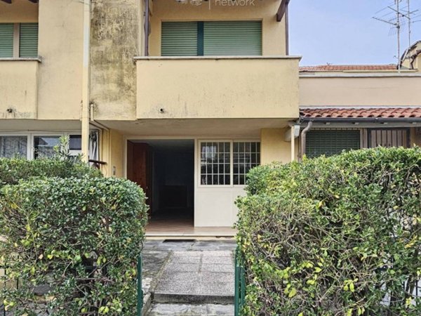 casa indipendente in vendita a Viareggio in zona Torre del Lago