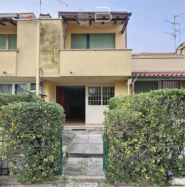 casa indipendente in vendita a Viareggio in zona Torre del Lago