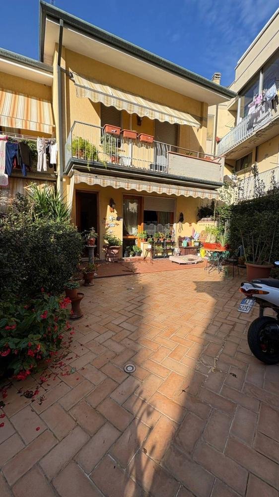 casa indipendente in vendita a Viareggio