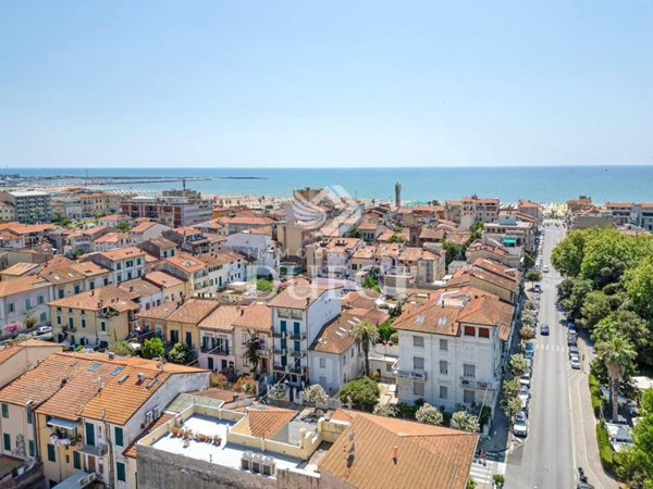 casa indipendente in vendita a Viareggio