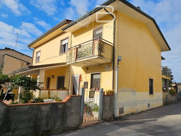 casa indipendente in vendita a Viareggio in zona Torre del Lago
