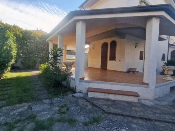 casa indipendente in vendita a Viareggio in zona Torre del Lago