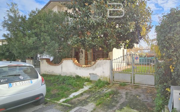 casa indipendente in vendita a Viareggio in zona Torre del Lago