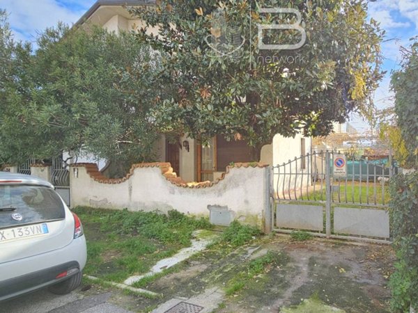 casa indipendente in vendita a Viareggio in zona Torre del Lago
