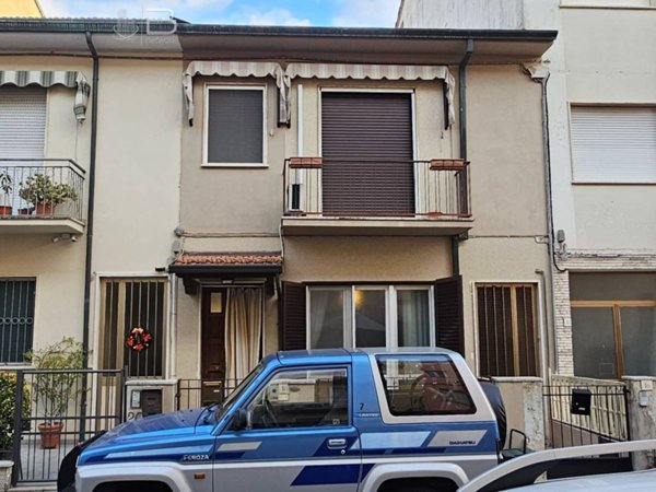casa indipendente in vendita a Viareggio in zona Marco Polo