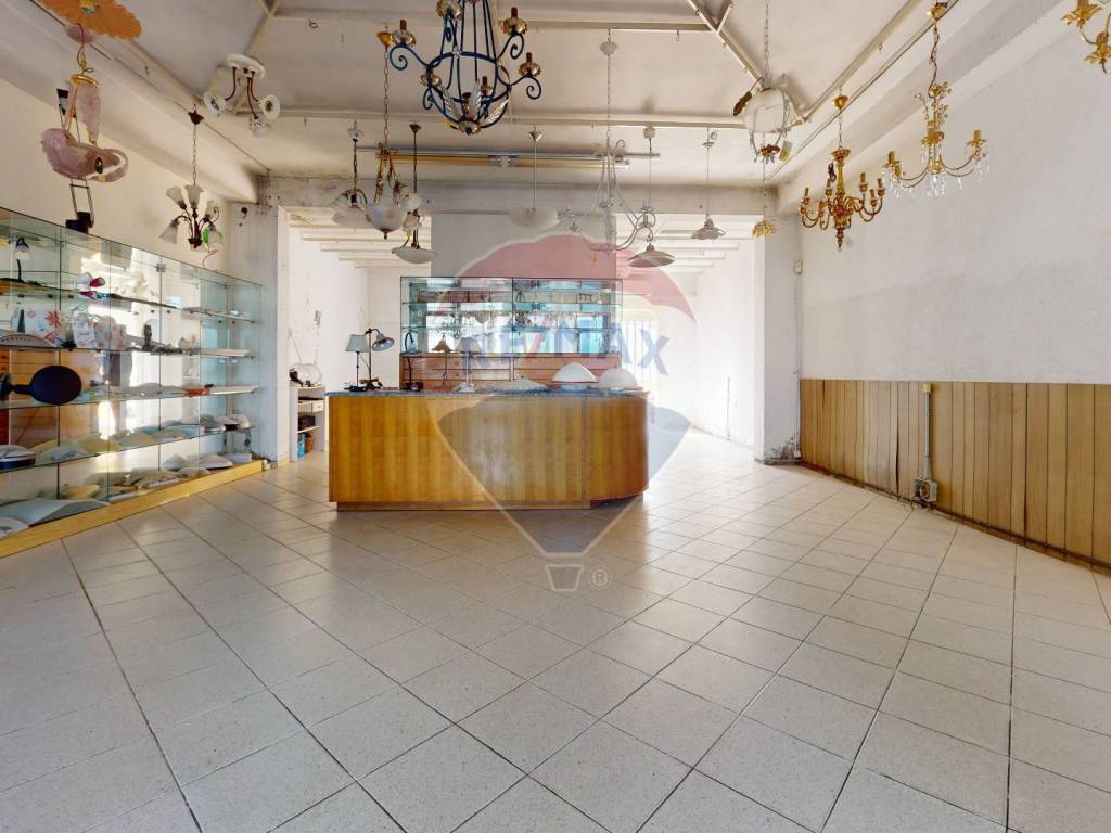 negozio in vendita a Viareggio in zona Torre del Lago