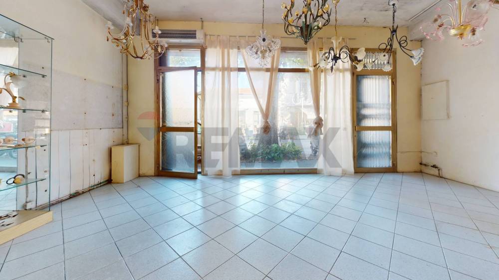 negozio in vendita a Viareggio in zona Torre del Lago