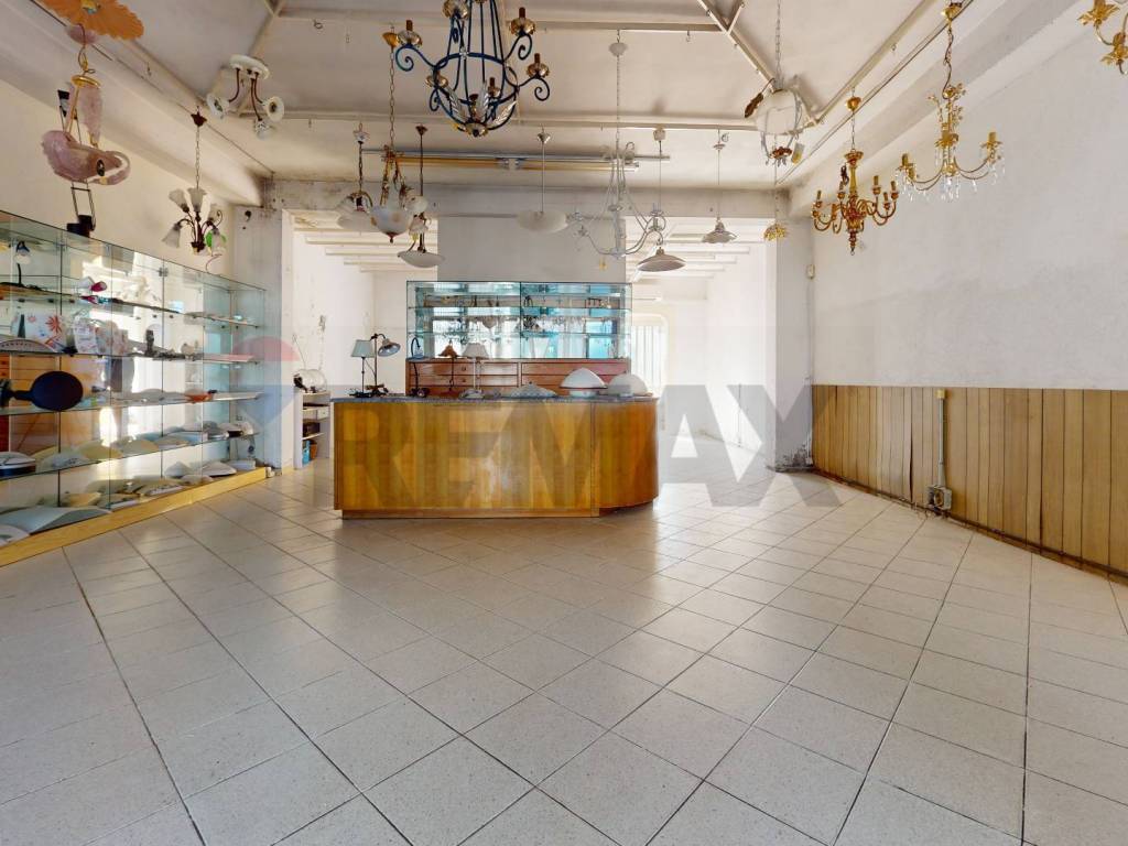 negozio in vendita a Viareggio in zona Torre del Lago