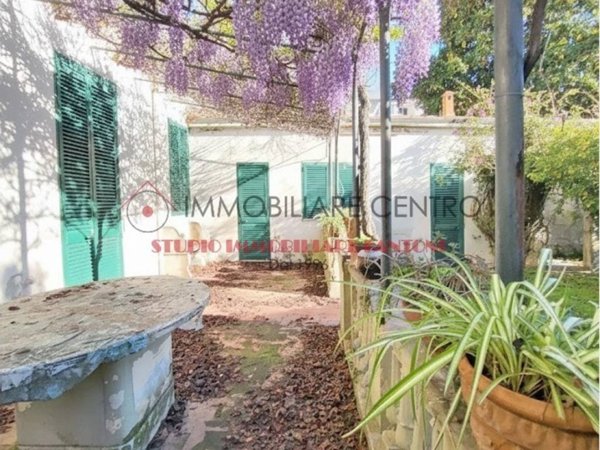 casa indipendente in vendita a Viareggio