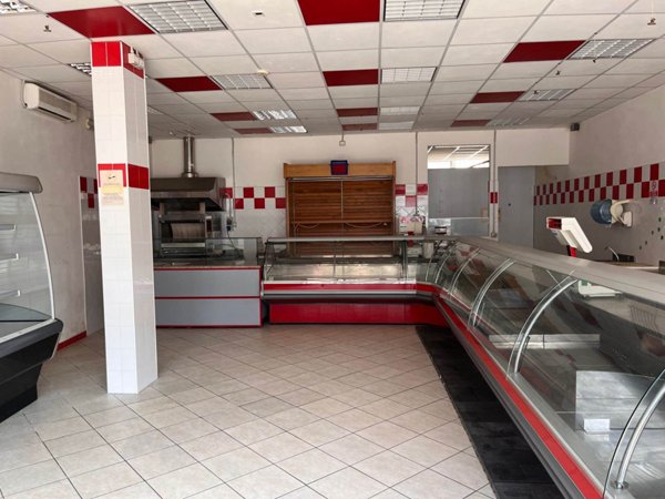 negozio in vendita a Viareggio in zona Torre del Lago