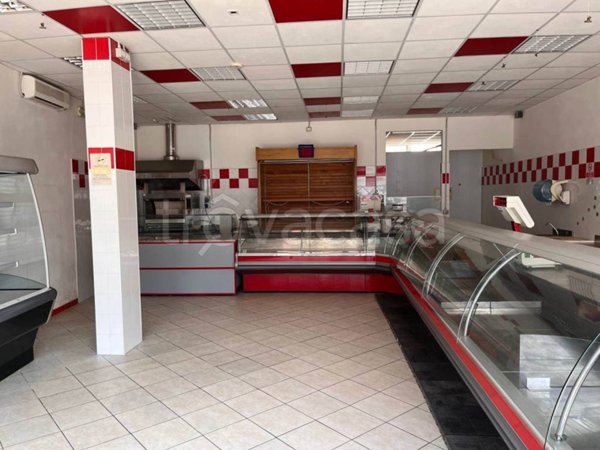 negozio in vendita a Viareggio in zona Torre del Lago