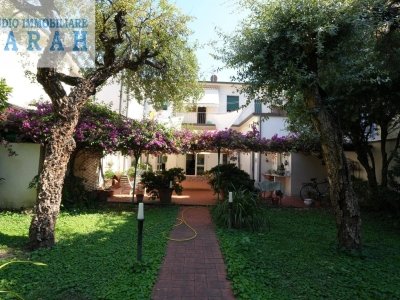 casa indipendente in vendita a Viareggio