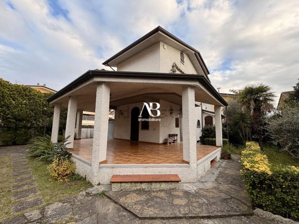 casa indipendente in vendita a Viareggio in zona Torre del Lago