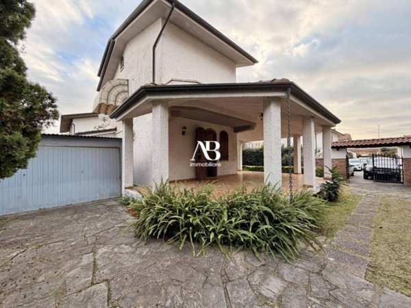 casa indipendente in vendita a Viareggio in zona Torre del Lago