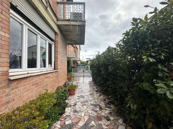 casa indipendente in vendita a Viareggio in zona Campo d'Aviazione