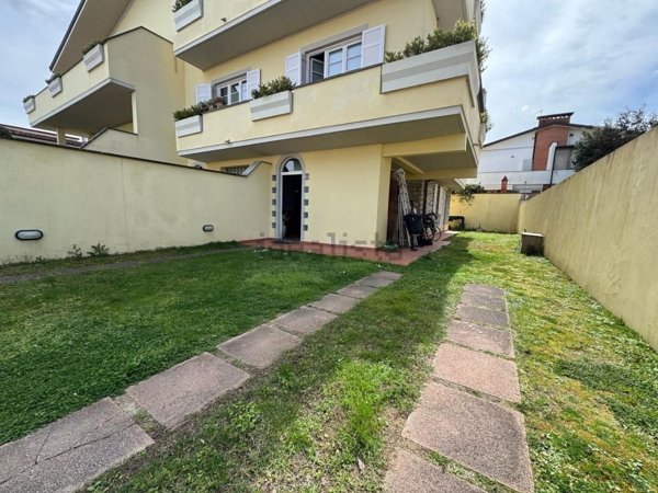 casa indipendente in vendita a Viareggio in zona Campo d'Aviazione