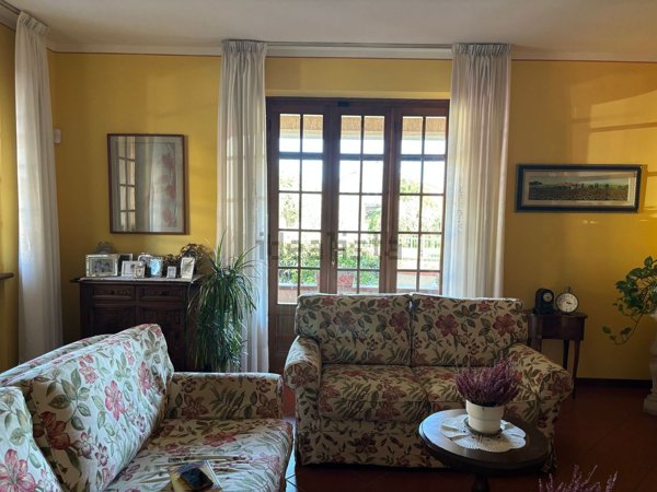 casa indipendente in vendita a Viareggio