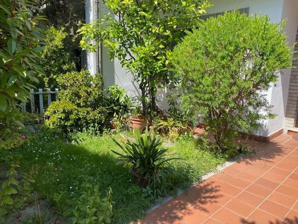 casa indipendente in vendita a Viareggio in zona Marco Polo