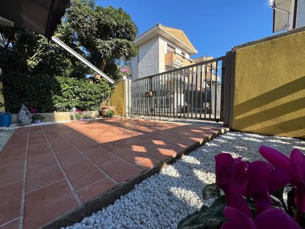 casa indipendente in vendita a Viareggio