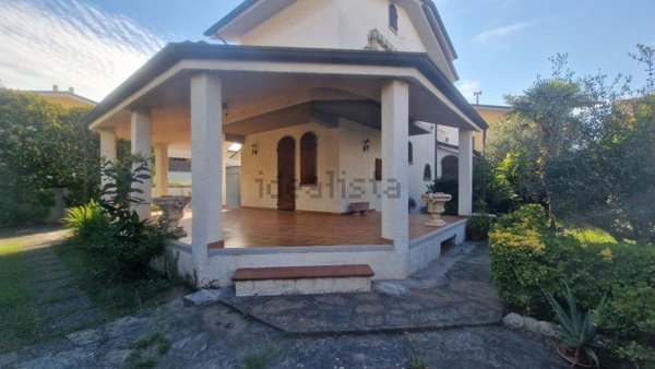 casa indipendente in vendita a Viareggio in zona Torre del Lago